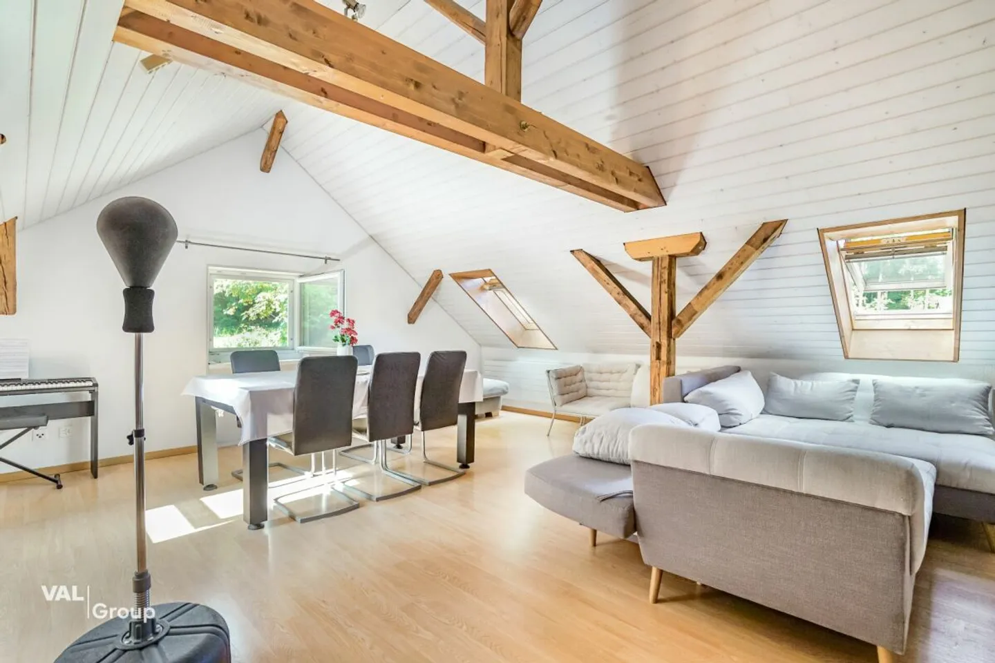 Charmante appartement sous les combles de 2,5 pièces - Photo 1 sur 5