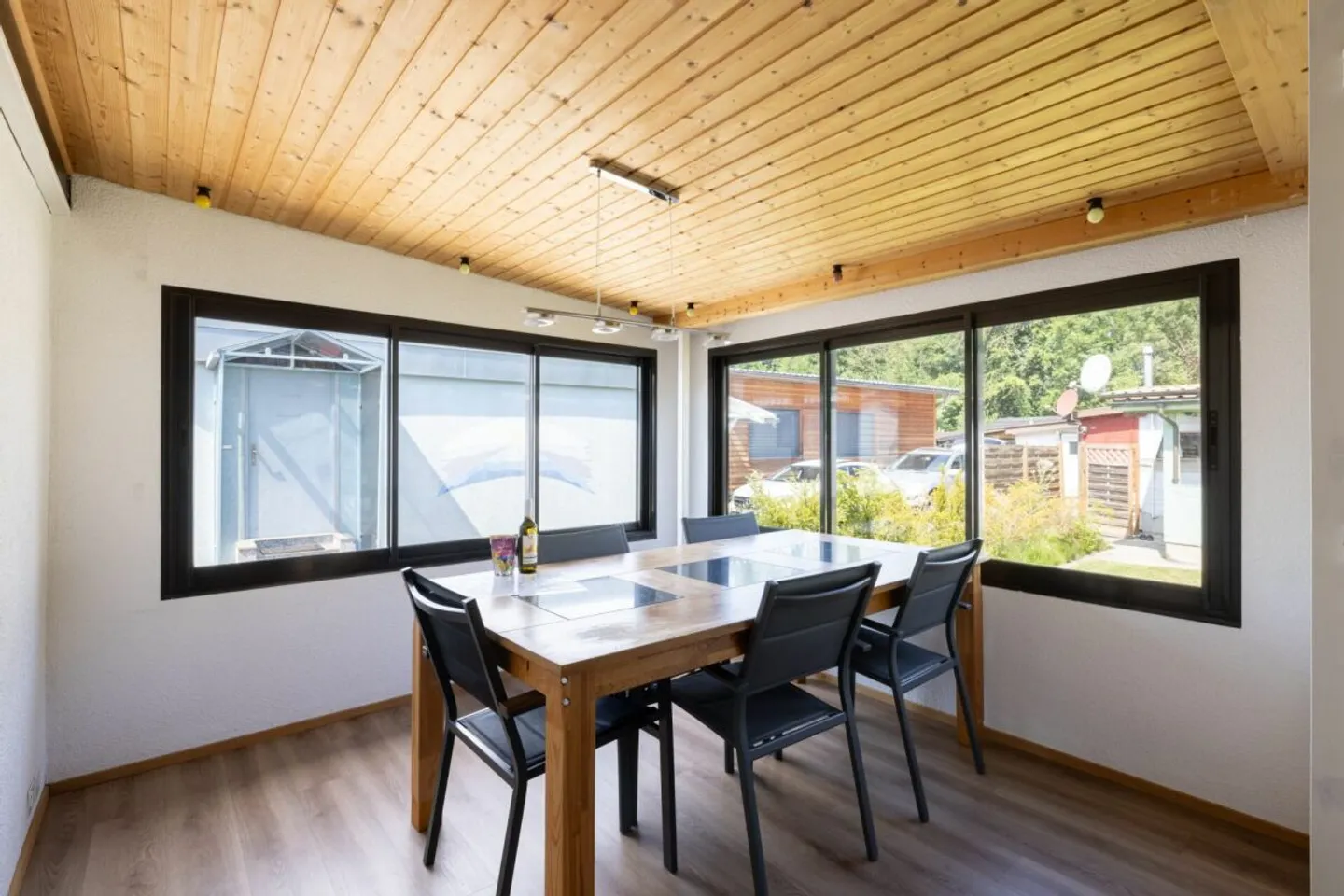 Beau bungalow de 3,5 pièces dans un emplacement calme à Caravaning Gletterens - Photo 4 sur 13