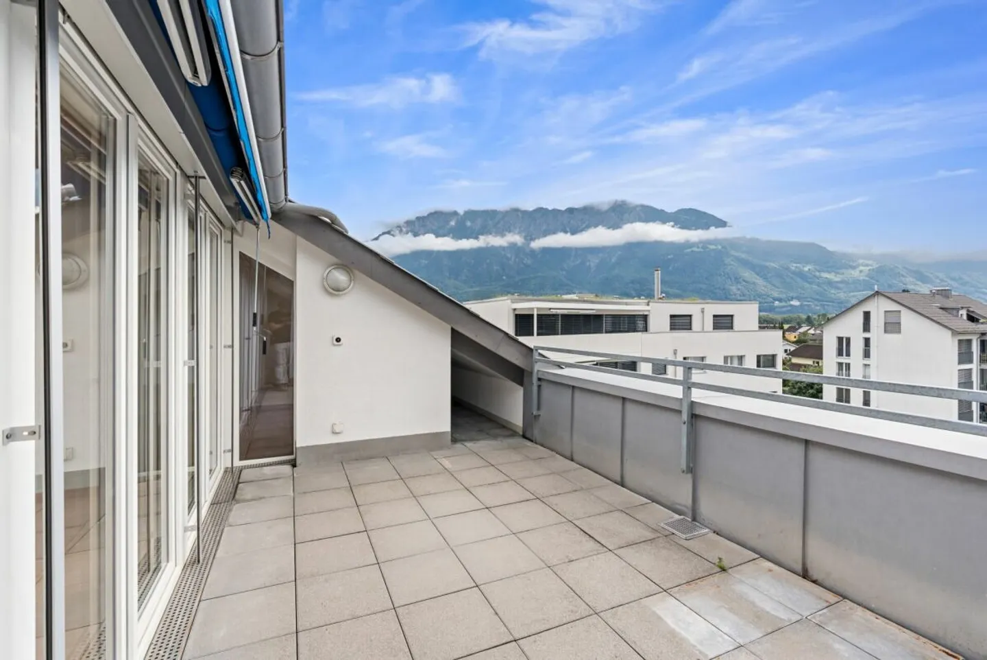 Bright 3.5-room attic apartment with terrace &amp; panoramic views - Photo 12 of 13