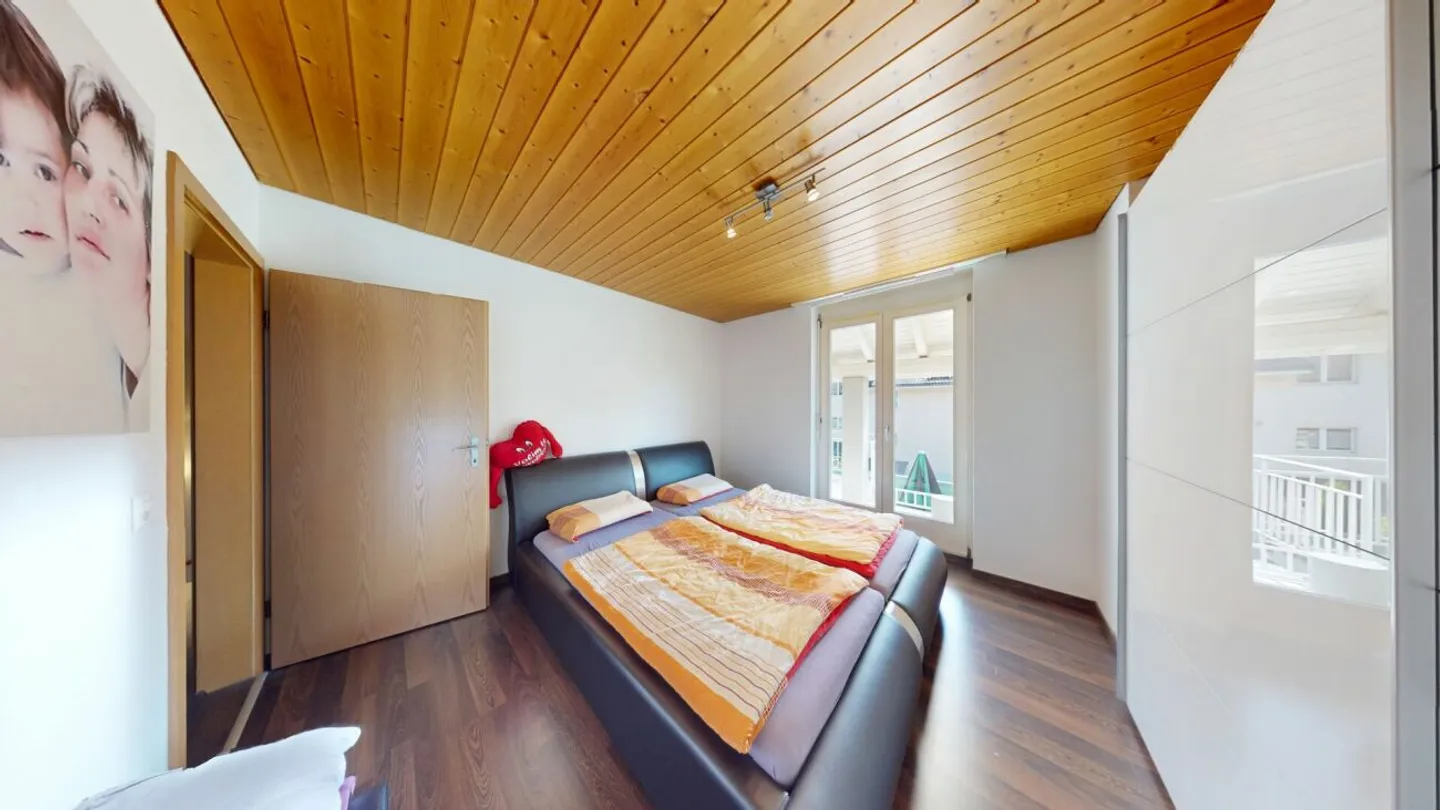 Exklusives 6.5-Zimmer-Doppeleinfamilienhaus mit sonnigem Wintergarten und viel Wohnkomfort - Photo 9 of 13