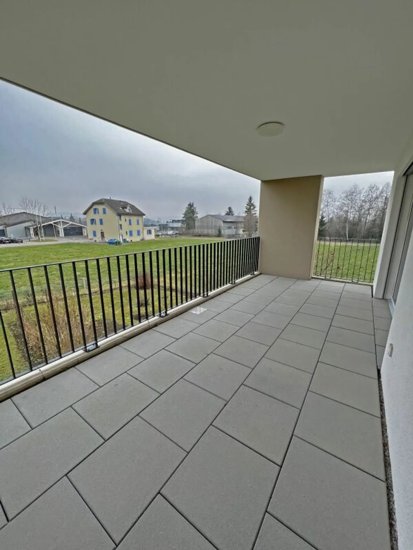 Charmante appartement de 3,5 pièces avec grand balcon et vue sur la verdure. - Photo 9 sur 13