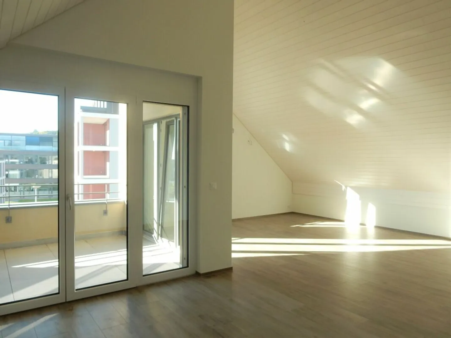 Stylish living above the rooftops of Esslingen - modern apartment near the train station - Photo 3 of 9