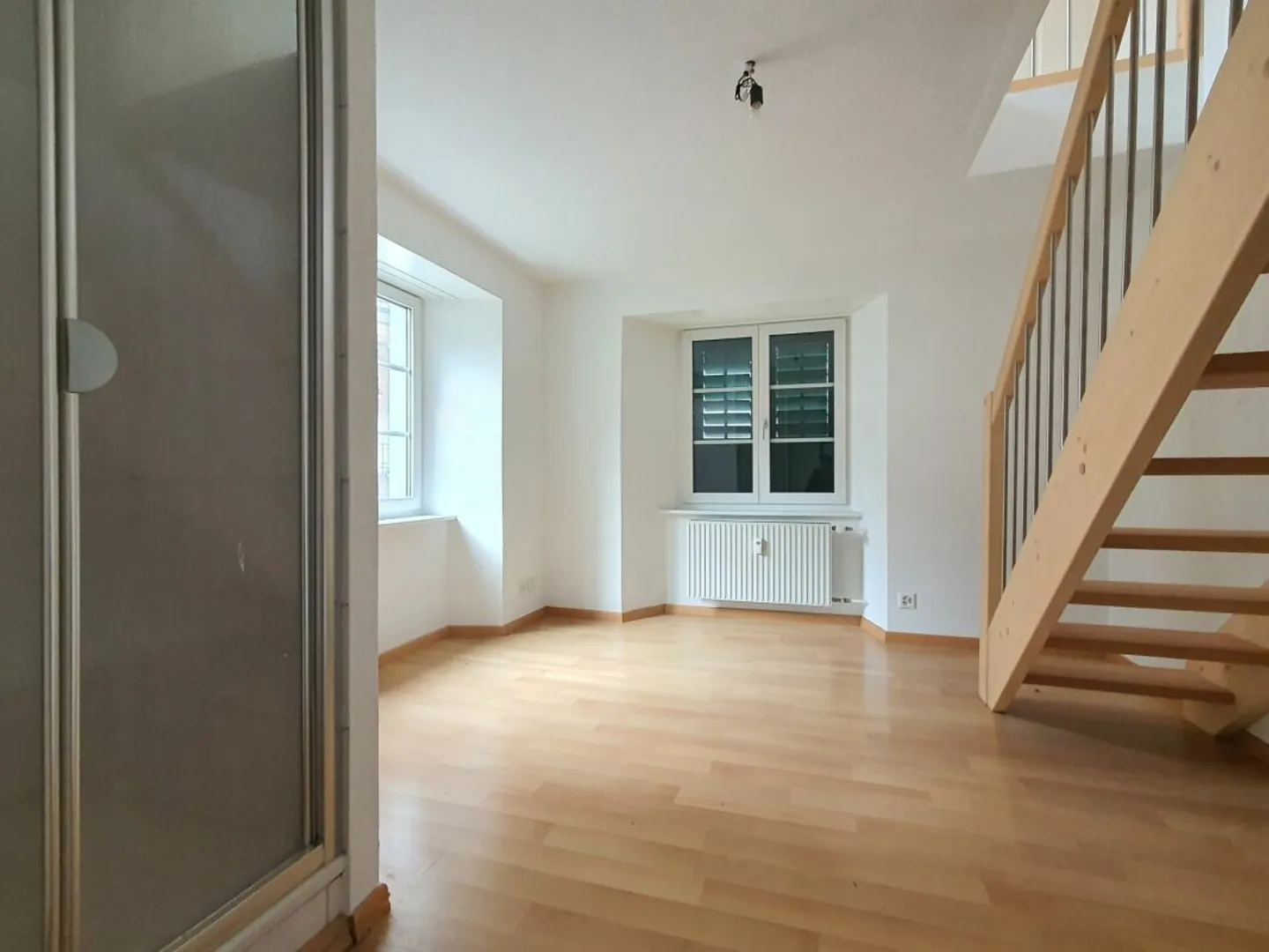 Appartement en duplex de 3,5 pièces abordable et partiellement rénové dans un emplacement central - Photo 3 sur 6