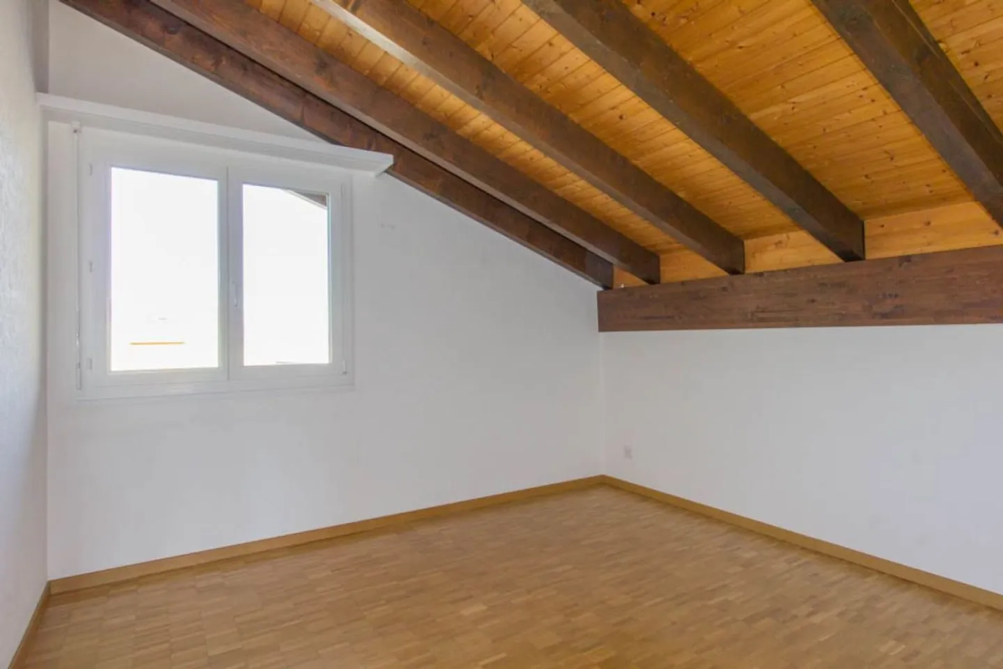 Ambiance pure : Appartement sous les combles avec cheminée - Photo 9 sur 13