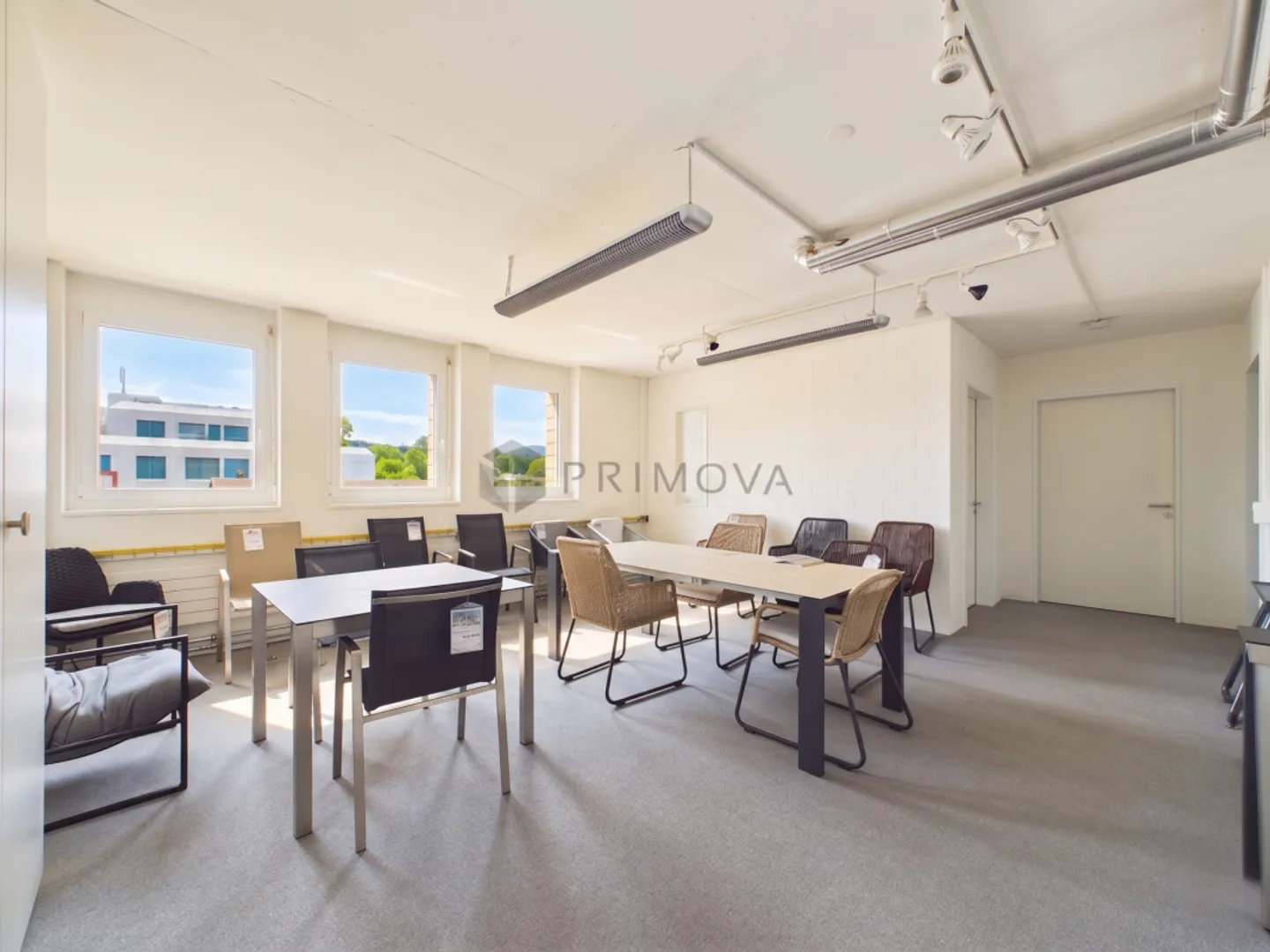 Showroom moderno e magazzino - Foto 5 di 13