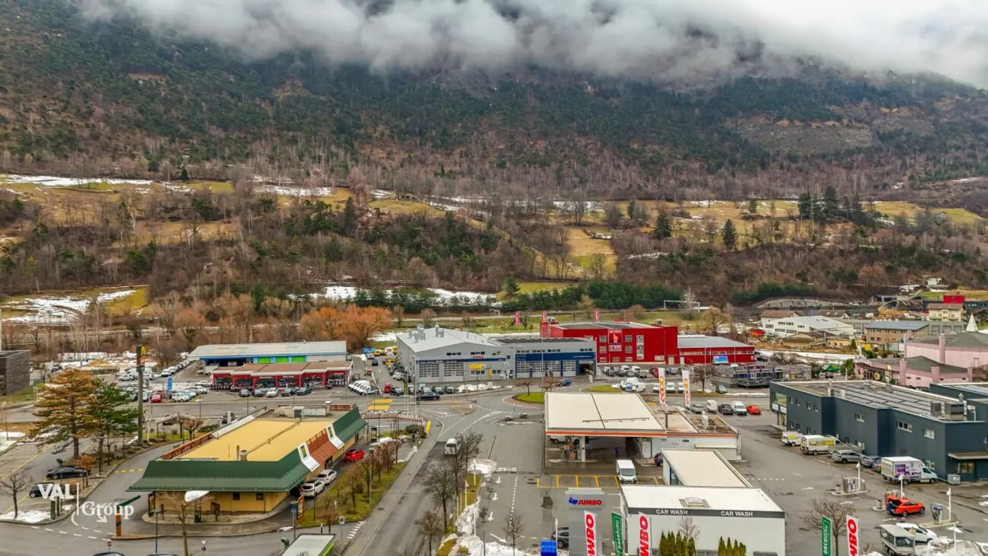 Moderna sala commerciale per utilizzo diversificato in posizione privilegiata in affitto - Foto 12 di 13