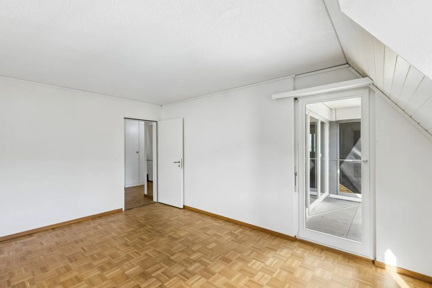 Spacious 5.5-room maisonette apartment with charm, hobby room & potential - Photo 4 of 13