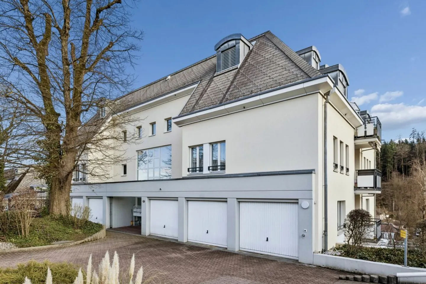 Spacious 5.5-room maisonette apartment with charm, hobby room & potential - Photo 3 of 13
