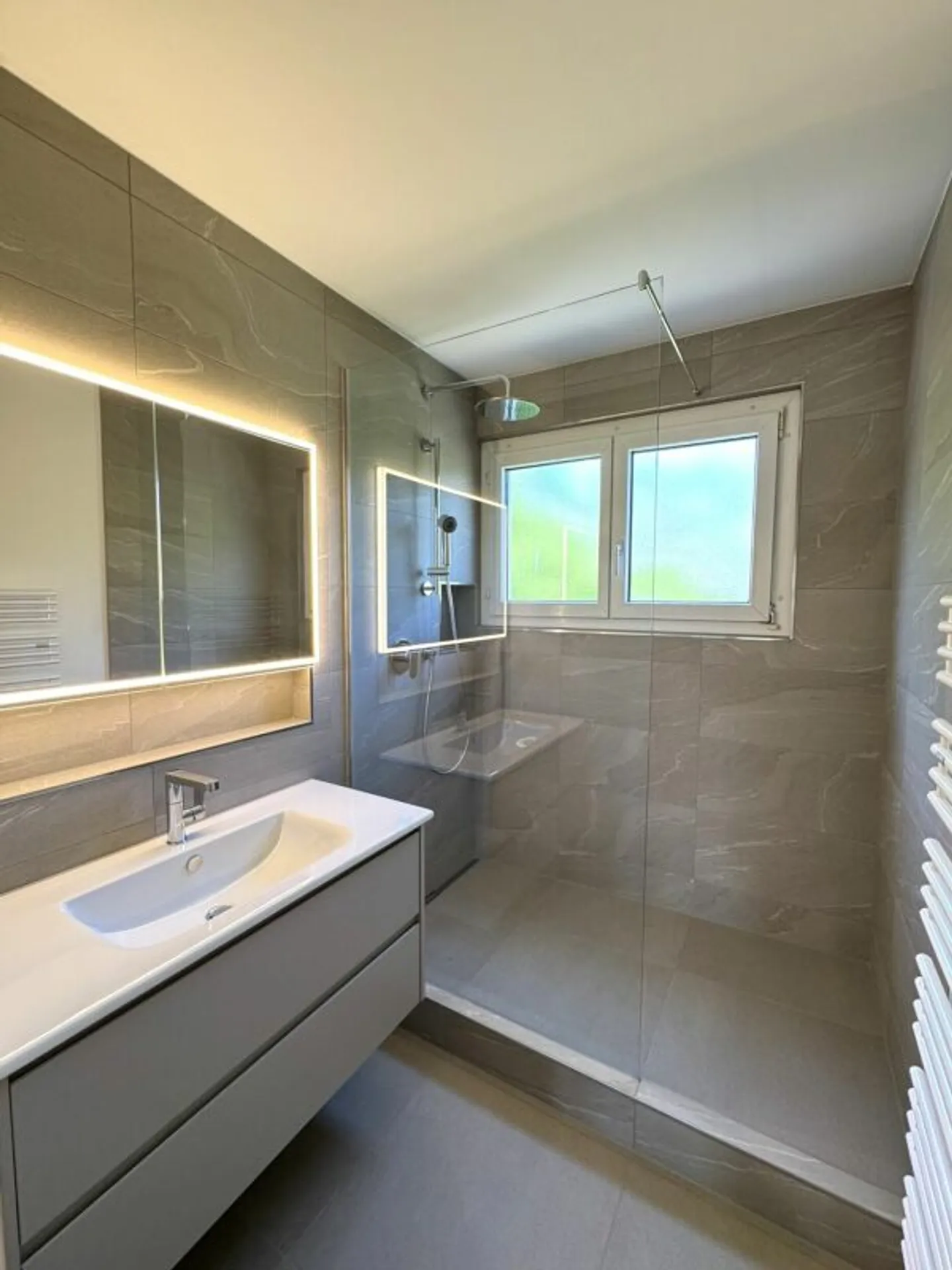 Appartement rénové de 4 pièces avec balcon sud et garage souterrain à Greifensee - Photo 8 sur 10