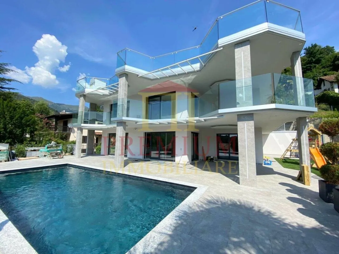 Villa moderna con piscina - Foto 1 di 13