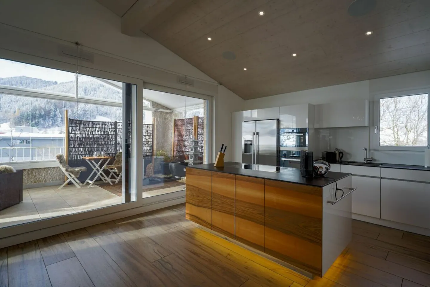 Un luxe pur! Élégante oasis de 4,5 pièces avec une hauteur sous plafond de 6 m, salle de bain spa attenante et loggia vitrée - Photo 3 sur 13