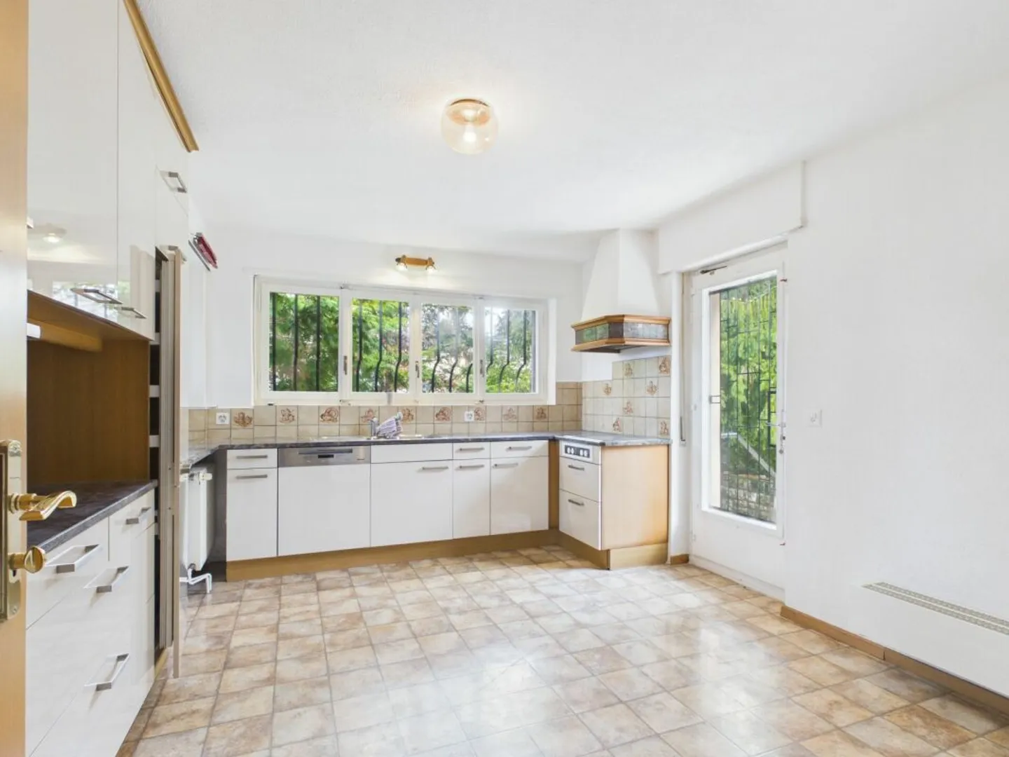 Ampia casa familiare con piscina - Foto 5 di 13