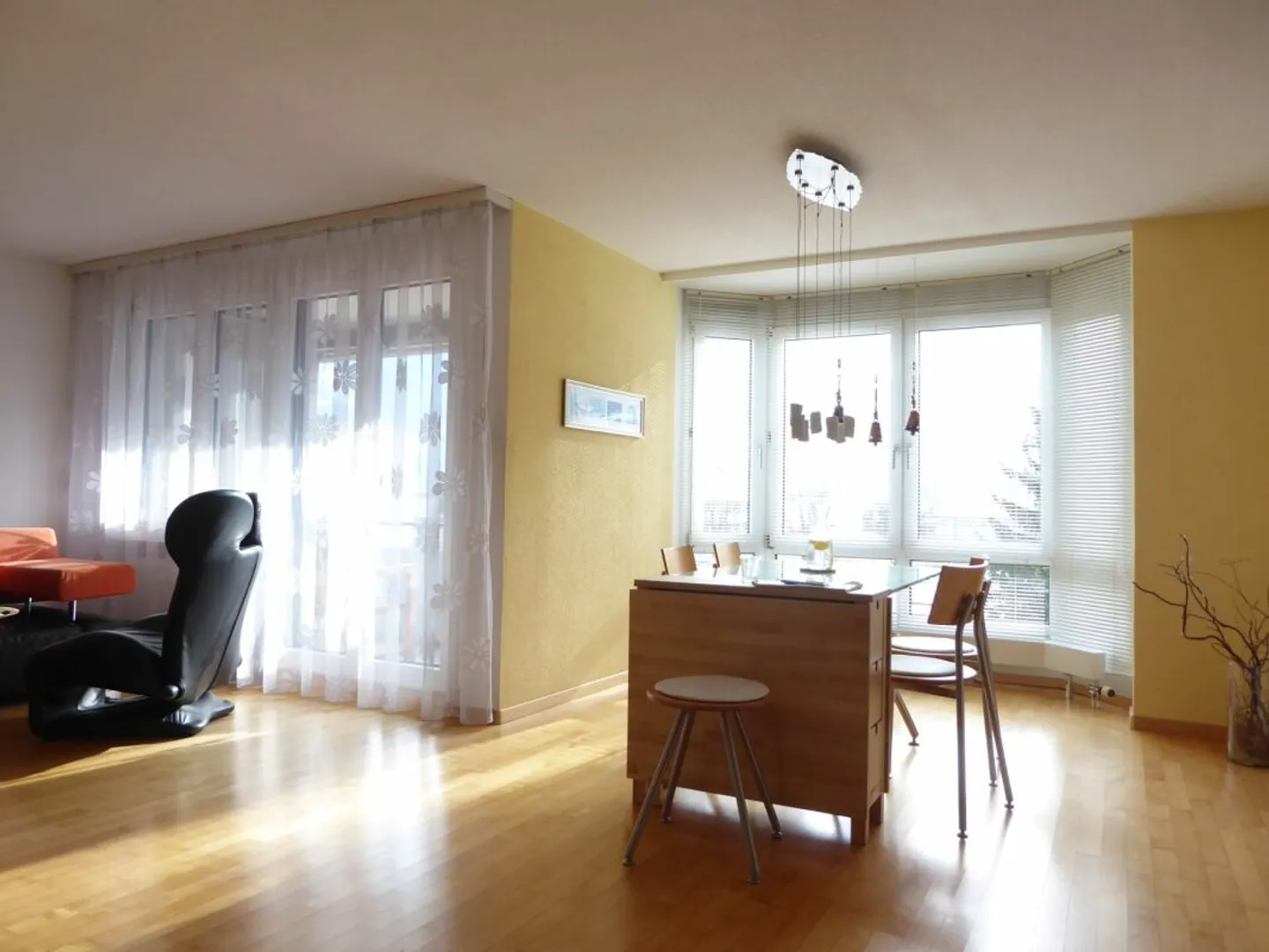 Appartamento 4 1/2 stanze con un posto auto nel garage sotterraneo - Foto 2 di 13