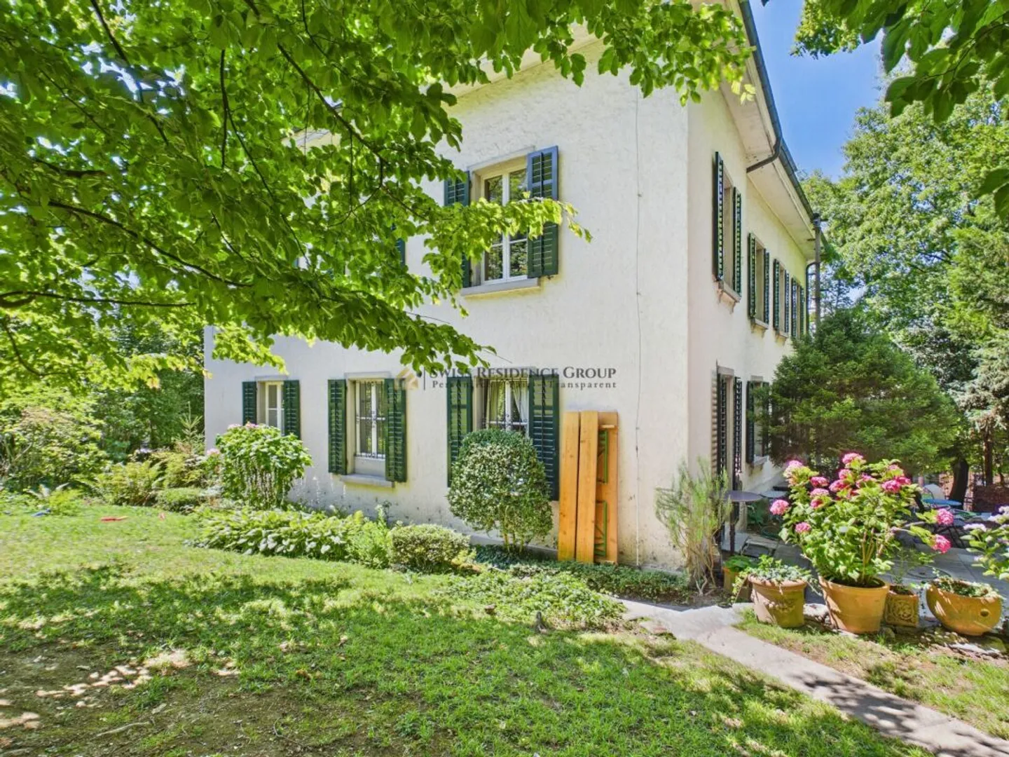 Old Building Charm Meets Modern Luxury - Unique 4.5-Room Apartment with Garden & Fireplace in 8008 Zurich - Photo 1 of 13