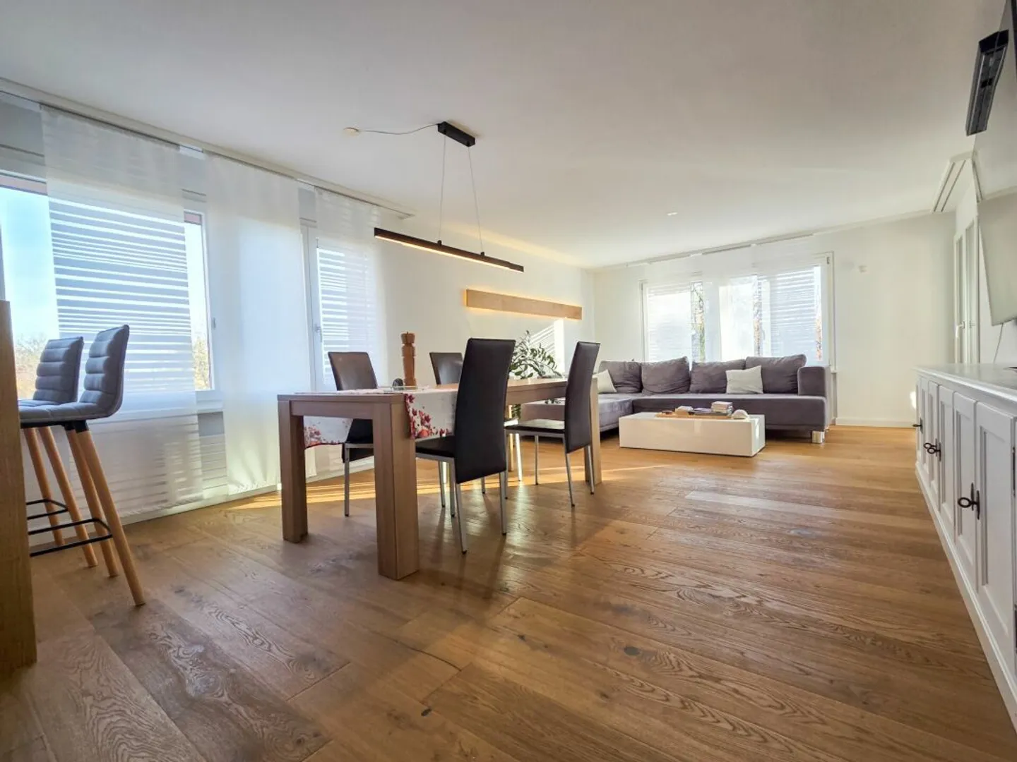 Luxurious 4.5 Room Apartment with a View of the Green - Photo 1 of 13