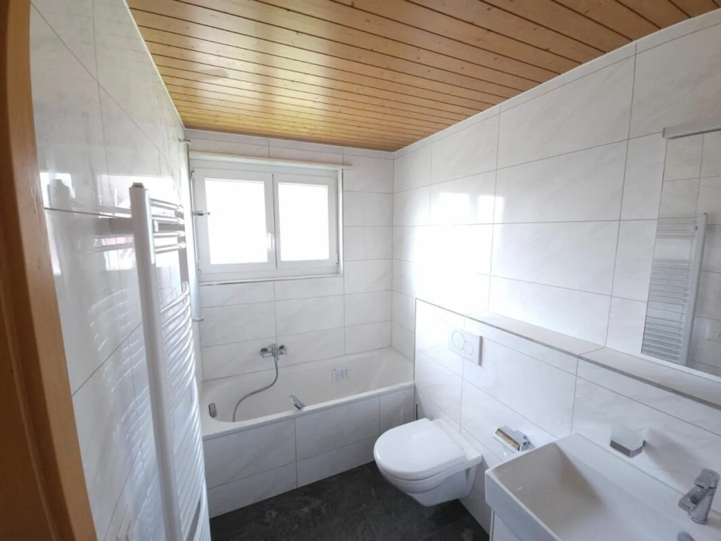 Casa unifamiliare moderna ristrutturata con vista mozzafiato - Foto 3 di 7