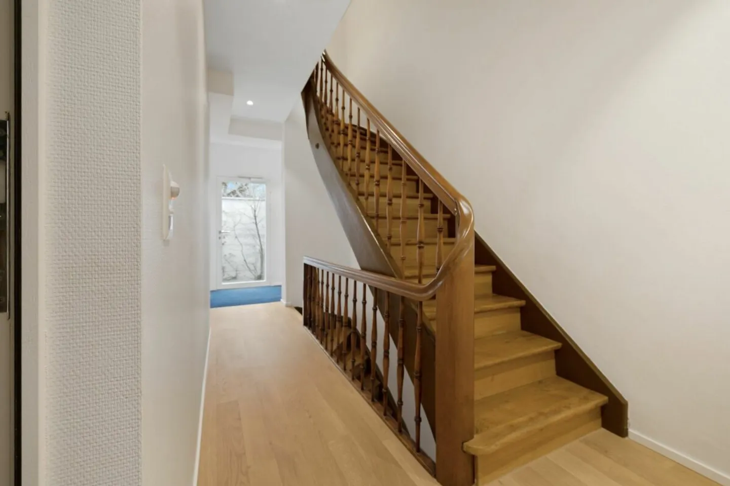 Modern 2 1/2-room apartment in a core-renovated multi-family house near Kronenplatz - Photo 3 of 9