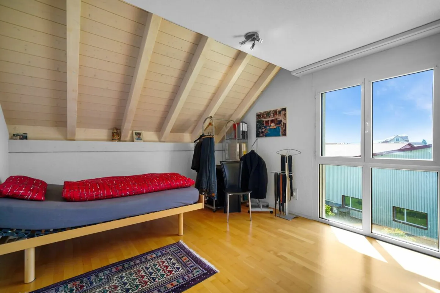 Appartement en duplex spacieux de 5,5 pièces au cœur de Studen - Photo 9 sur 13