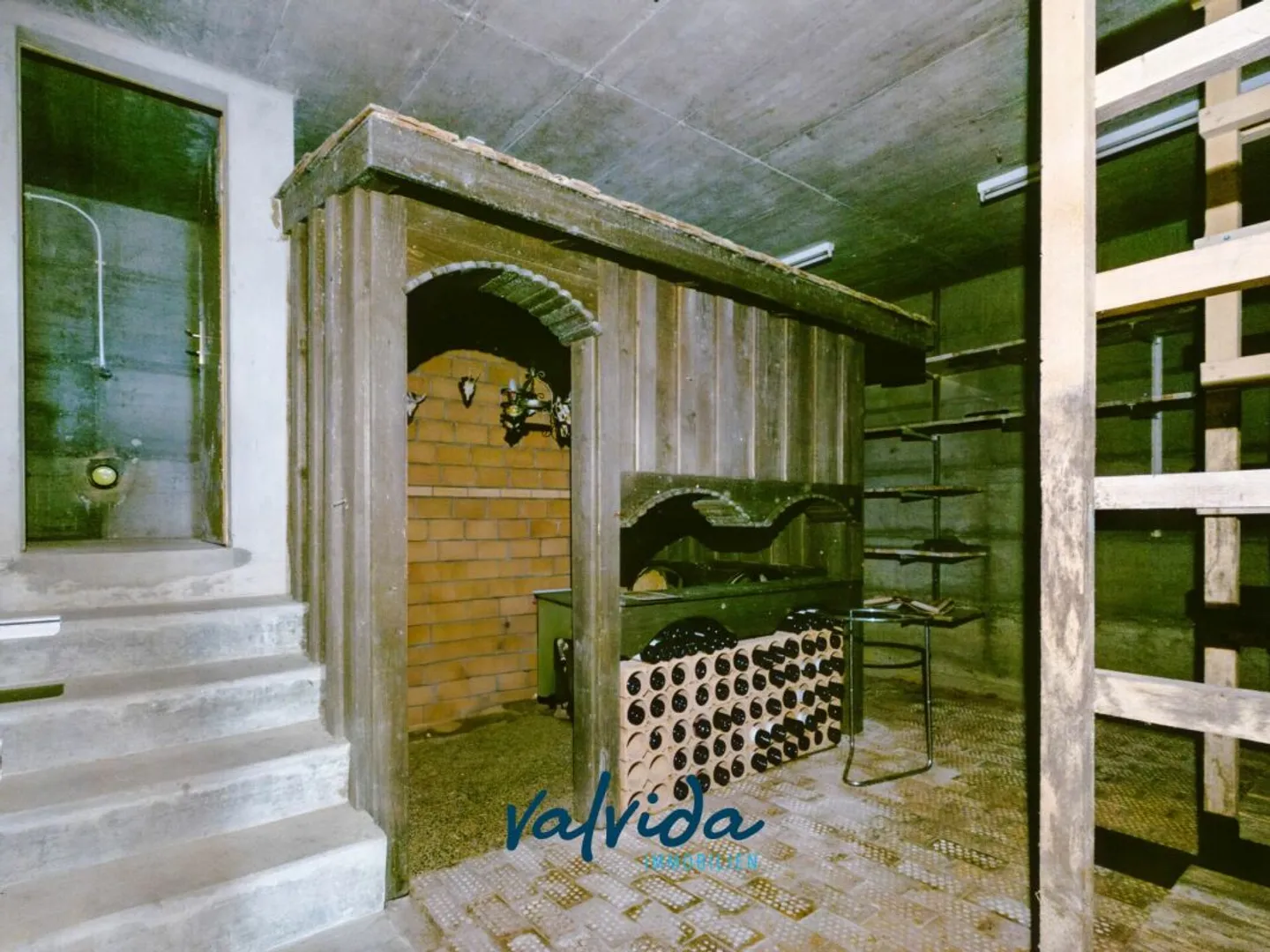 Residential & Commercial Building in Agarn with 5.5-Room Apartment, Retail Space & 1,100 m² Plot - Photo 8 of 13