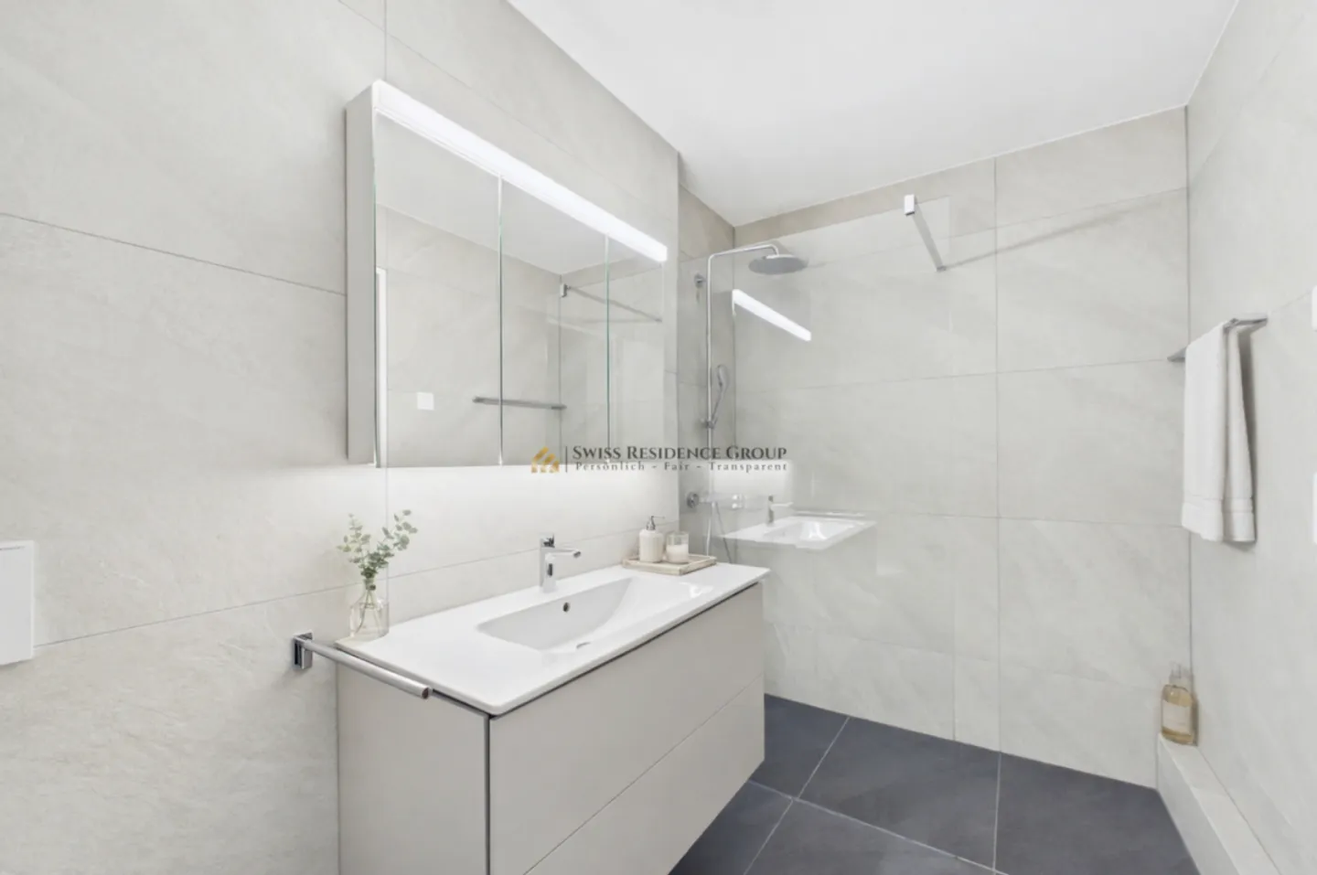 Spacious Family Home with Garden - Photo 4 of 13