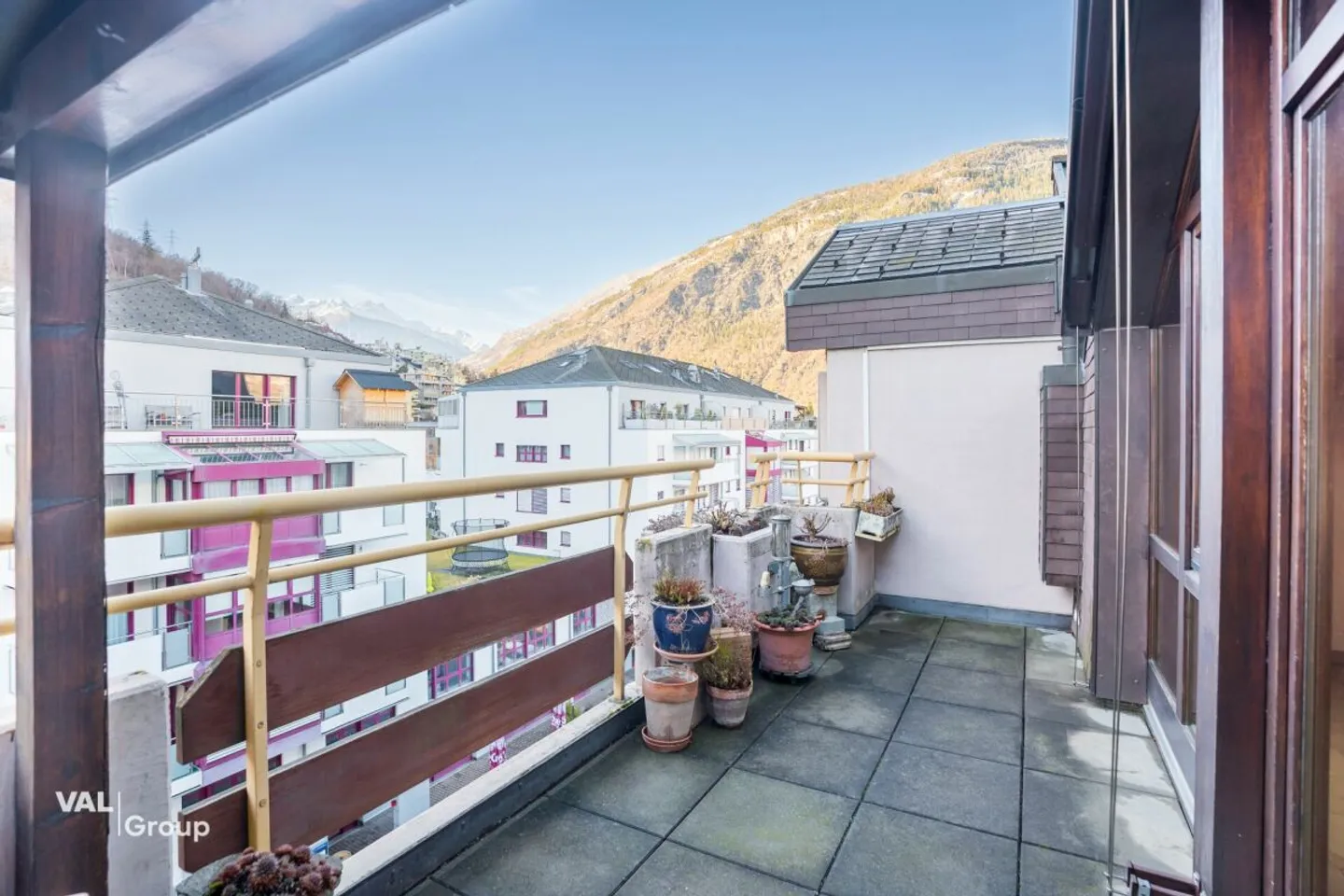 Helle Dachwohnung mit Balkonen - Foto 12 von 13