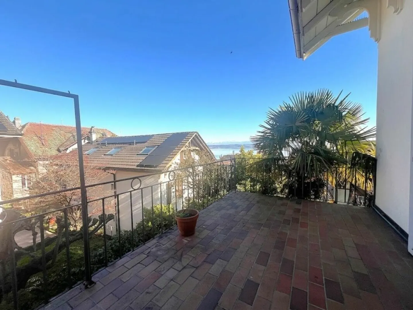 Appartamento di 3 stanze, terrazza con vista sul lago e sulle Alpi - Foto 3 di 13