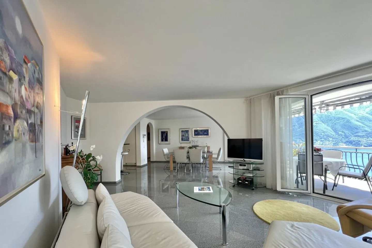 POSIZIONE TOP con vista lago a 180° - Appartamento esclusivo con area ospiti separata e piscina comune - Foto 3 di 13