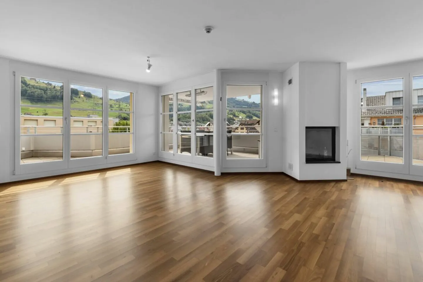 Urban Roof: Geräumige Duplexwohnung in Siebnen - Foto 4 von 12