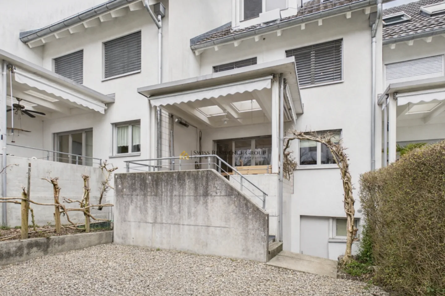 Incantevole casa a schiera con vista parziale sul lago in una posizione ambita a Oberrieden - Foto 3 di 13