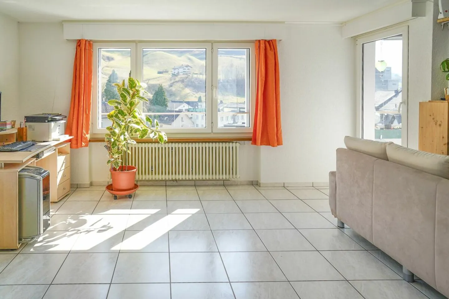 Gemütliche 4 Zimmerwohnung - zentral in Schwanden - Foto 1 von 12