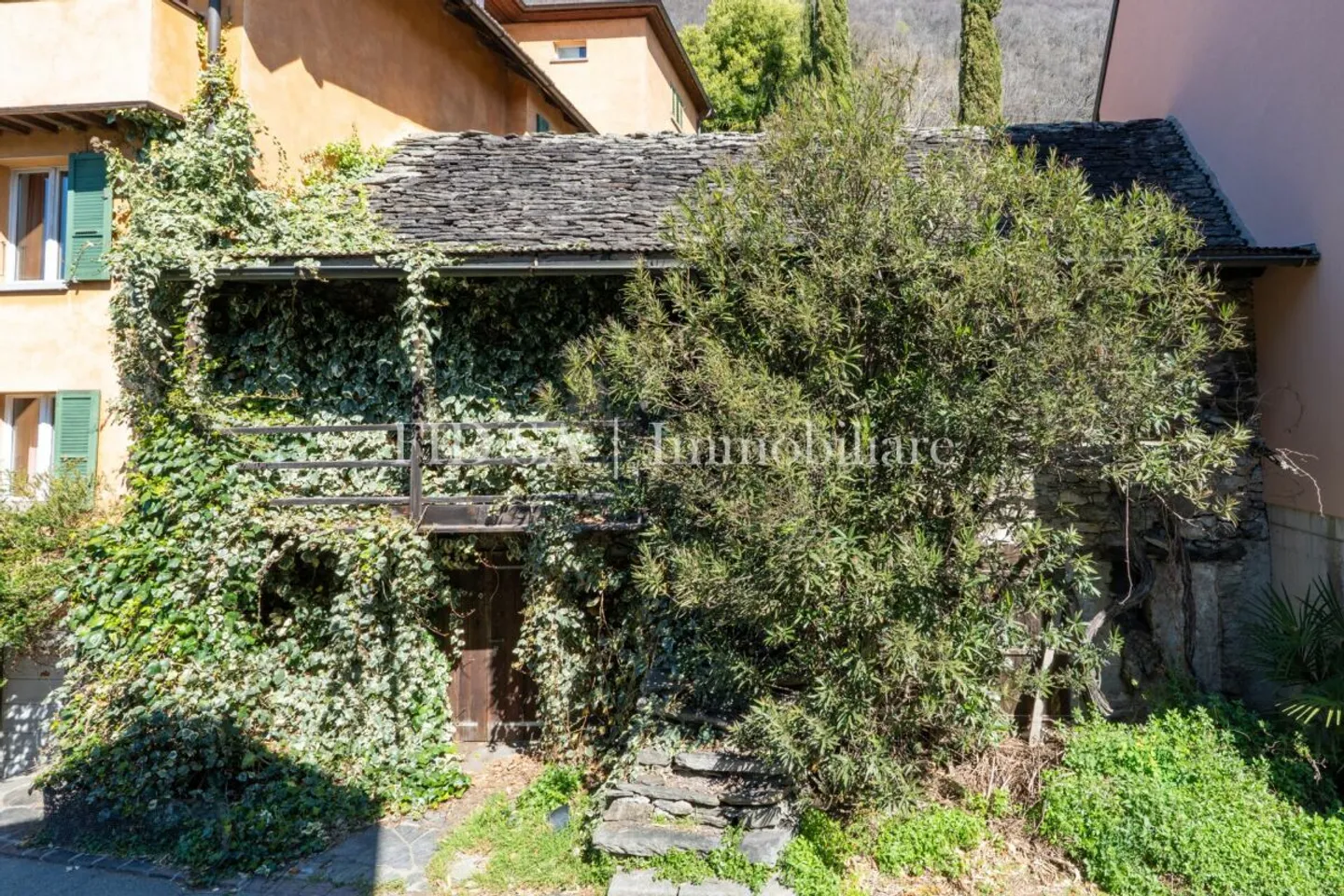 GUDO - Rustico con licenza edilizia approvata in posizione soleggiata - Photo 3 of 6