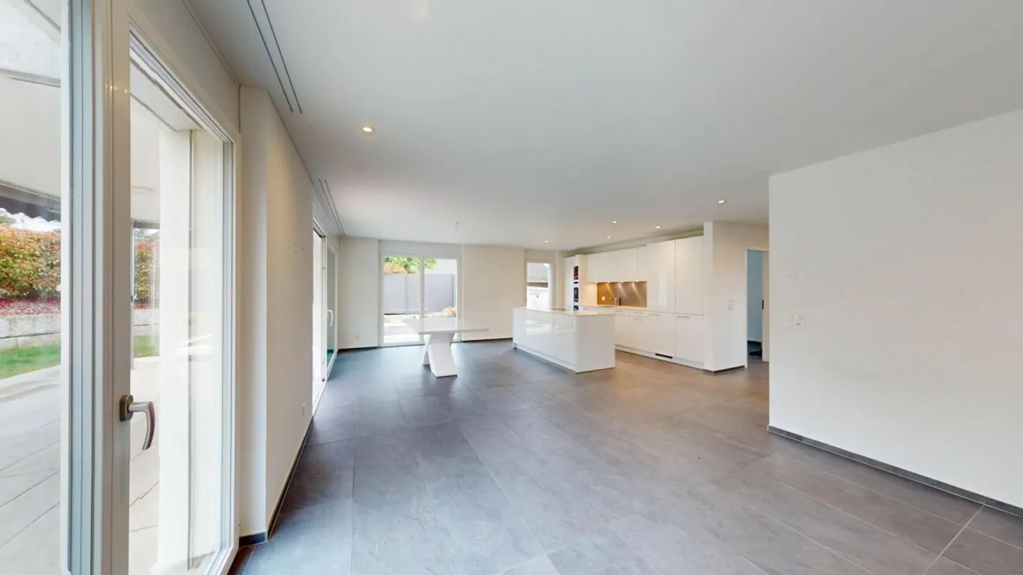 Spacious single-family home with garden, balcony, and high-quality furnishings - Photo 5 of 9