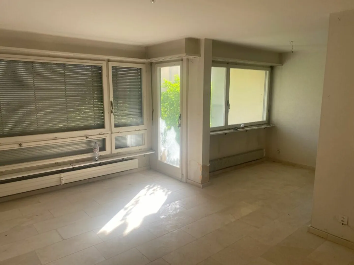 Barrier-free living with potential: 2-room apartment with terrace & underground parking in prime location of Allschwil - Photo 3 of 5