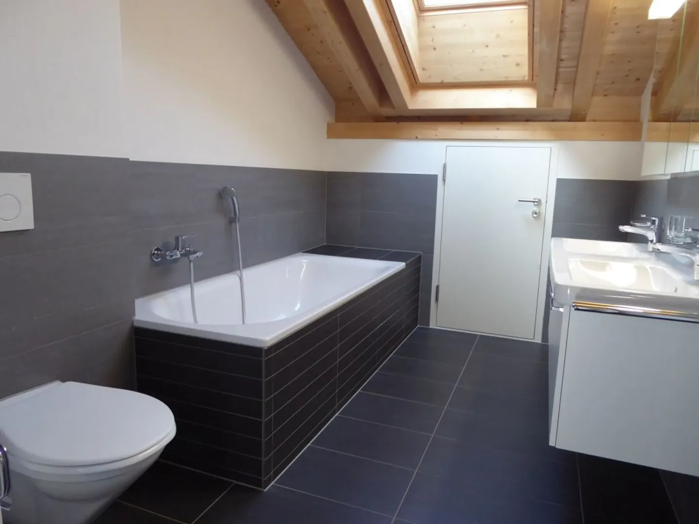moderne 4 1/2-Zimmer-Dachwohnung mit Holzofen und Balkon - Foto 8 di 11