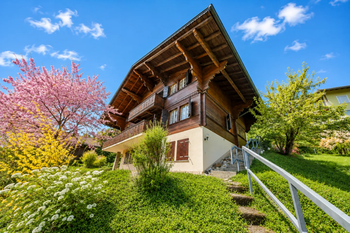 Chalet mit 3 Wohneinheiten, Schwimmbad und Garagen Höhenstrasse 14 - Photo 4 sur 12
