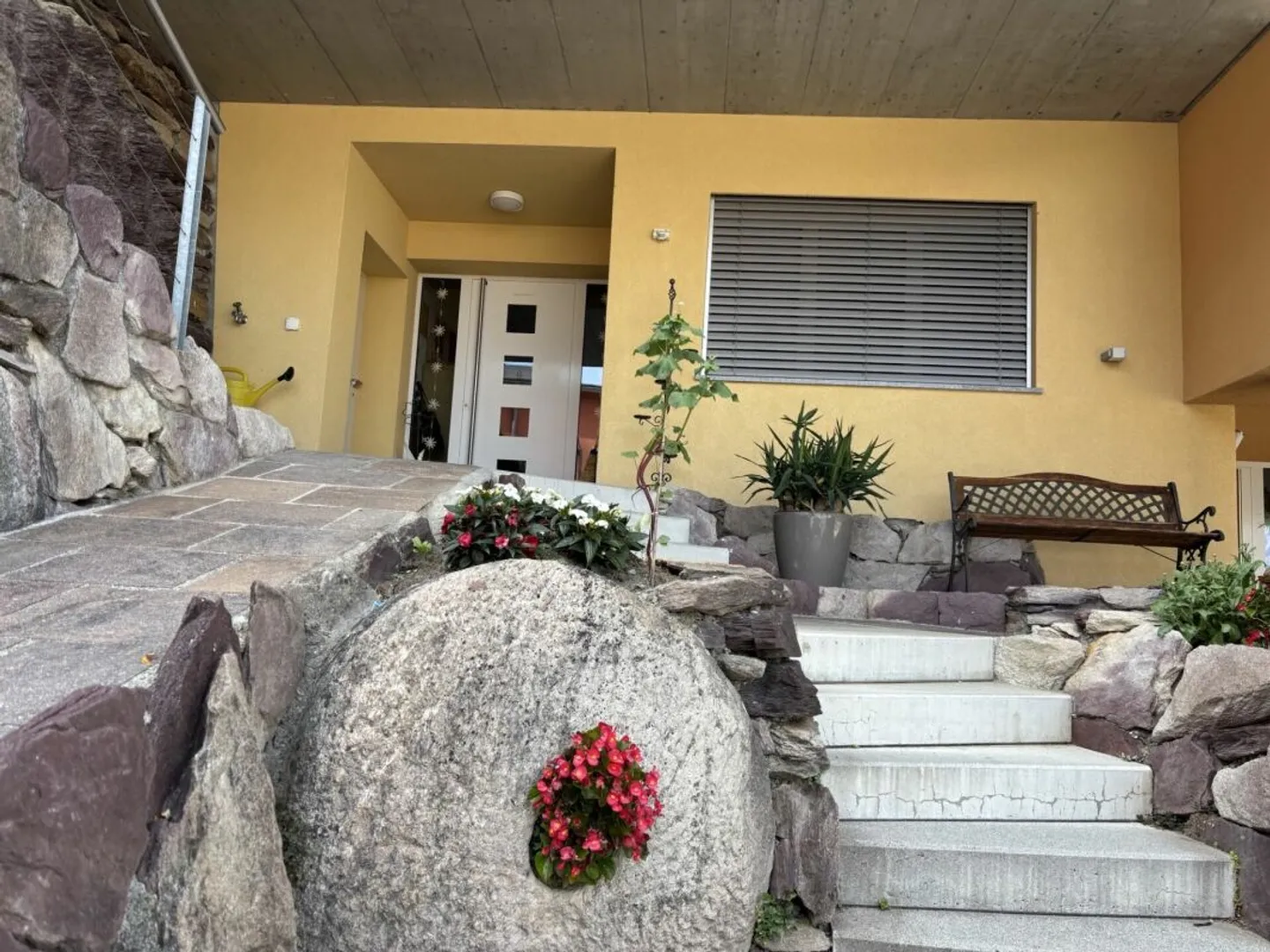 Attraktives 6.5 Zimmer-Doppeleinfamilienhaus mit Garten und Aussicht - Photo 2 of 13