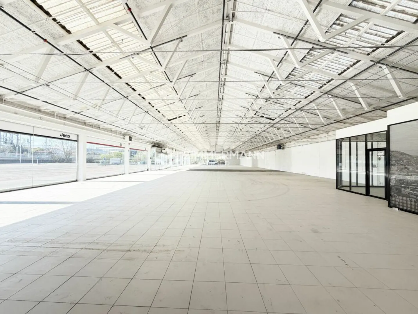 Large industrial space of 1260 m² in Meyrin - Photo 2 of 5