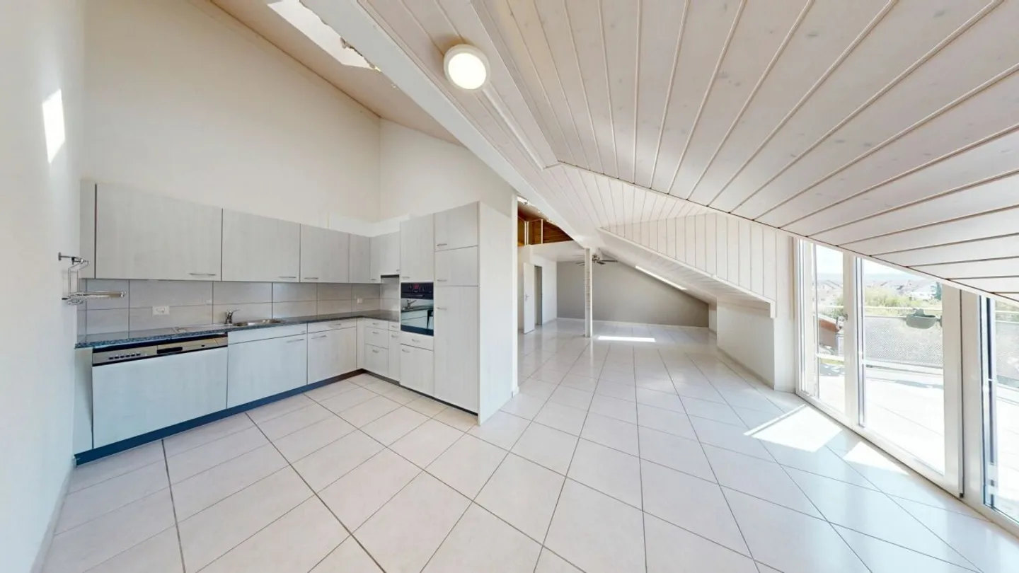 Spacious Maisonette with Balcony - Photo 3 of 10