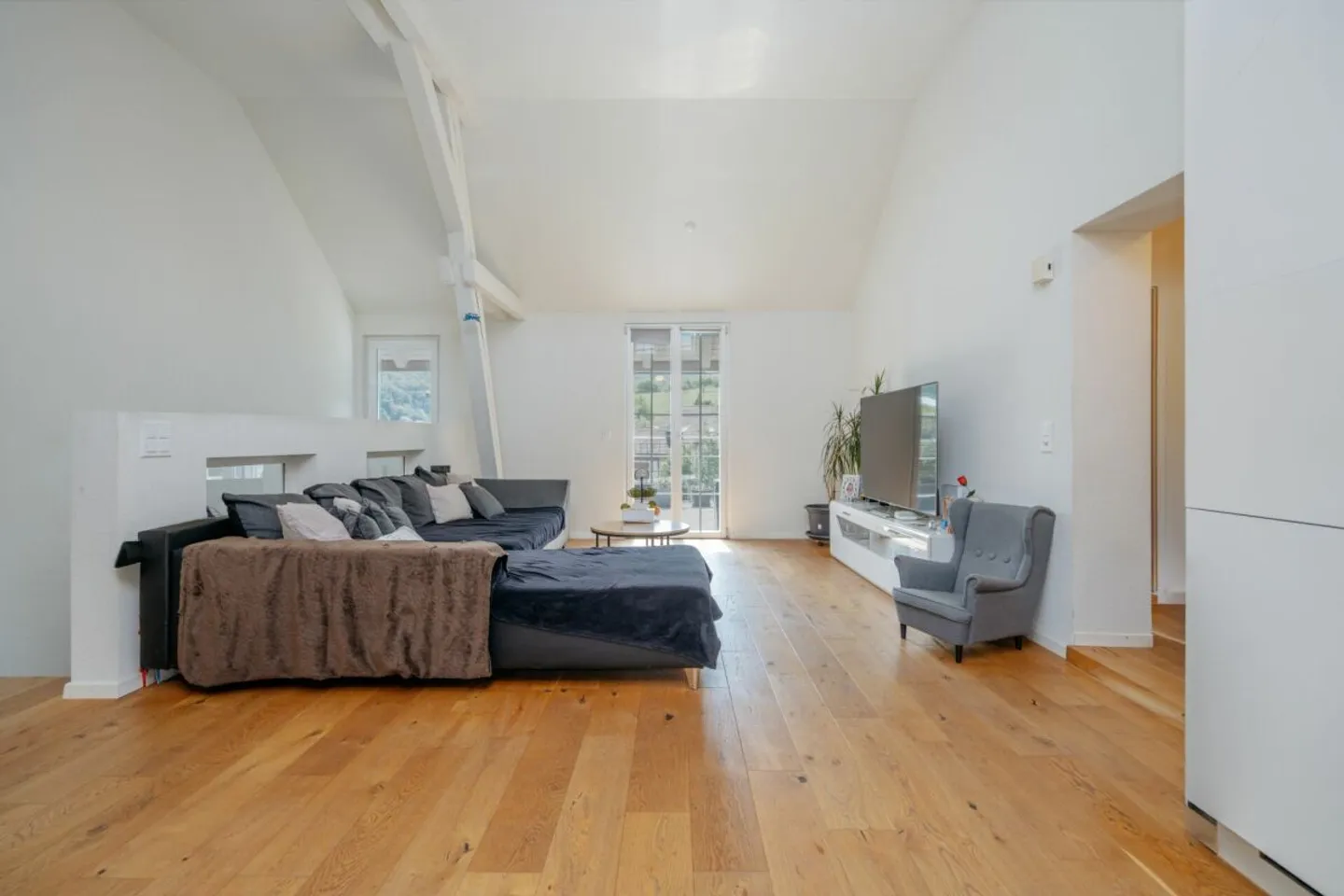 Charmante appartement de 4,5 pièces avec vue panoramique et finition de haute qualité - Photo 3 sur 13