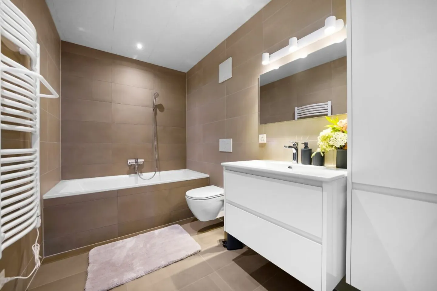 Votre havre de lumière au centre-ville de Fribourg - Photo 5 of 13