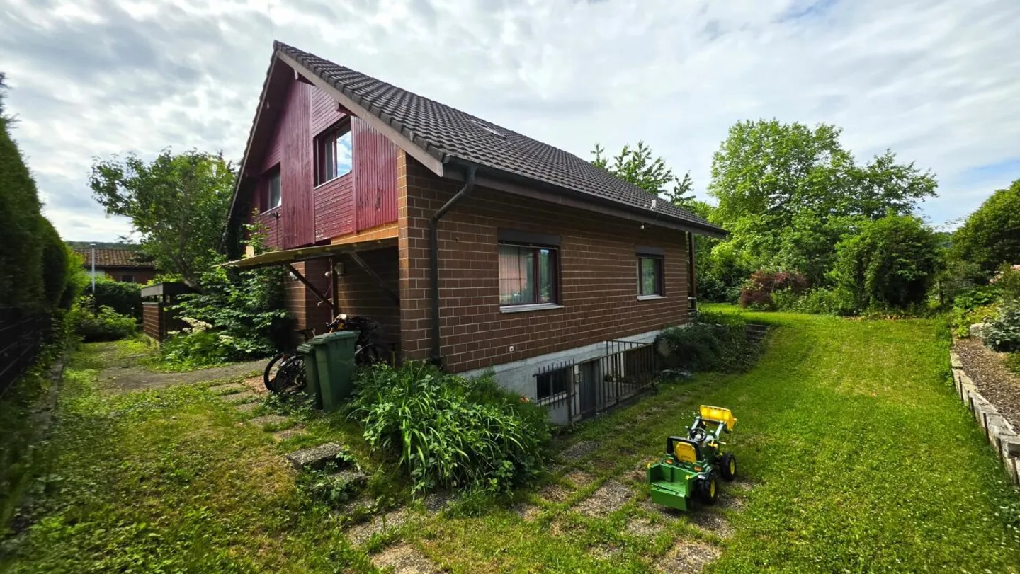 Spacious Single-Family Home with Large Garden and Scenic Views - Photo 3 of 13