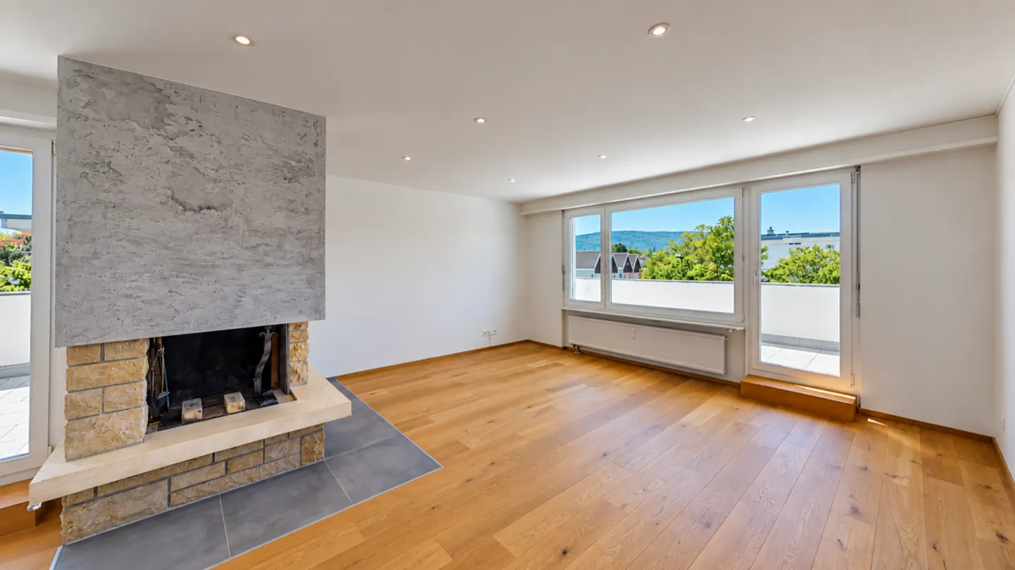 Modernized Penthouse Apartment with Fantastic 360° Terrace - Photo 5 of 12