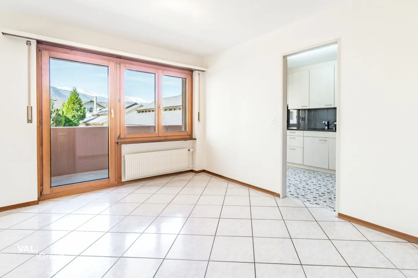 Spacious Living in a Central Location in Brig-Glis - with Balconies on All Sides - Photo 5 of 13