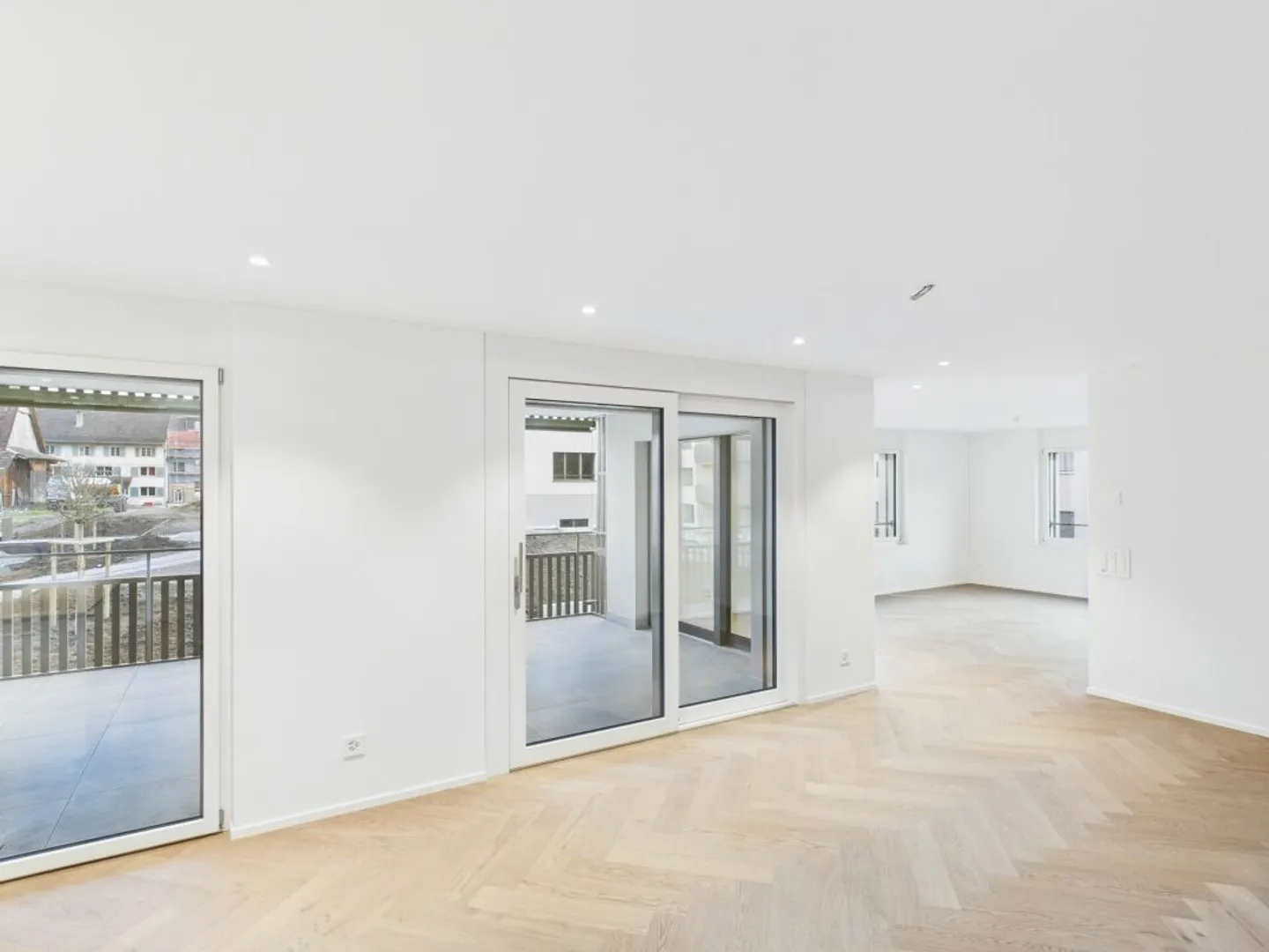 Modern and bright with high-quality finishing standards - Photo 3 of 13