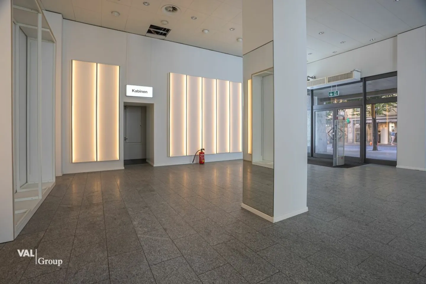 Ampio e luminoso locale in affitto su una strada vivace e molto frequentata - Foto 8 di 10