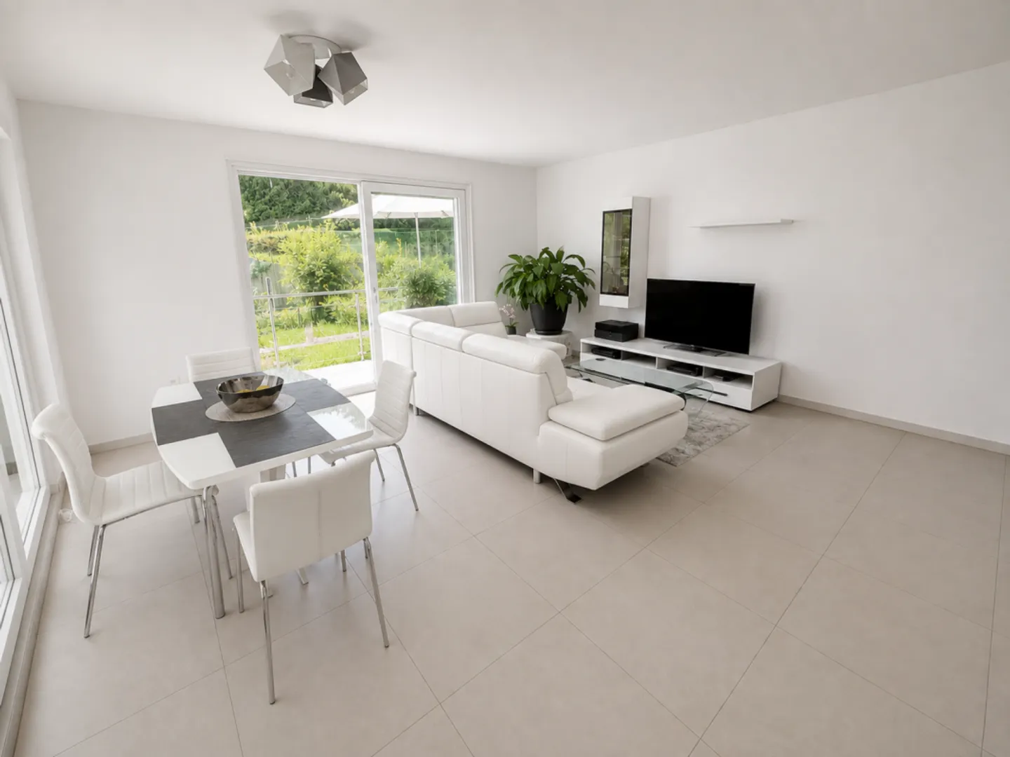 Attractive 4.5-room garden apartment in Manno - spacious living comfort with private garden - Photo 3 of 13