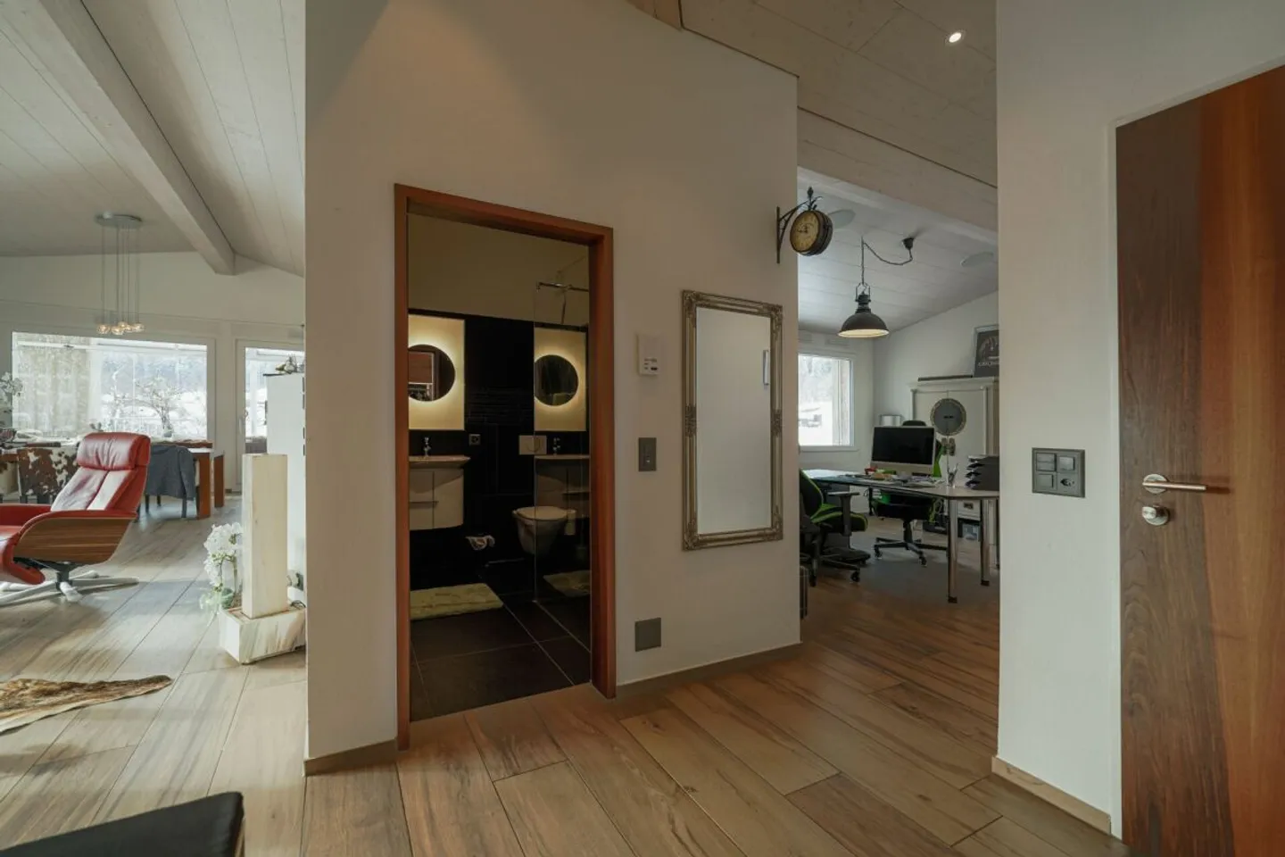 Un luxe pur! Élégante oasis de 4,5 pièces avec une hauteur sous plafond de 6 m, salle de bain spa attenante et loggia vitrée - Photo 7 sur 13