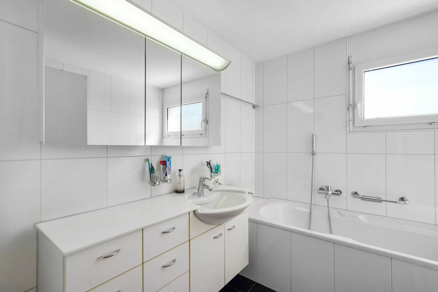 Appartement en duplex spacieux de 5,5 pièces au cœur de Studen - Photo 5 sur 13