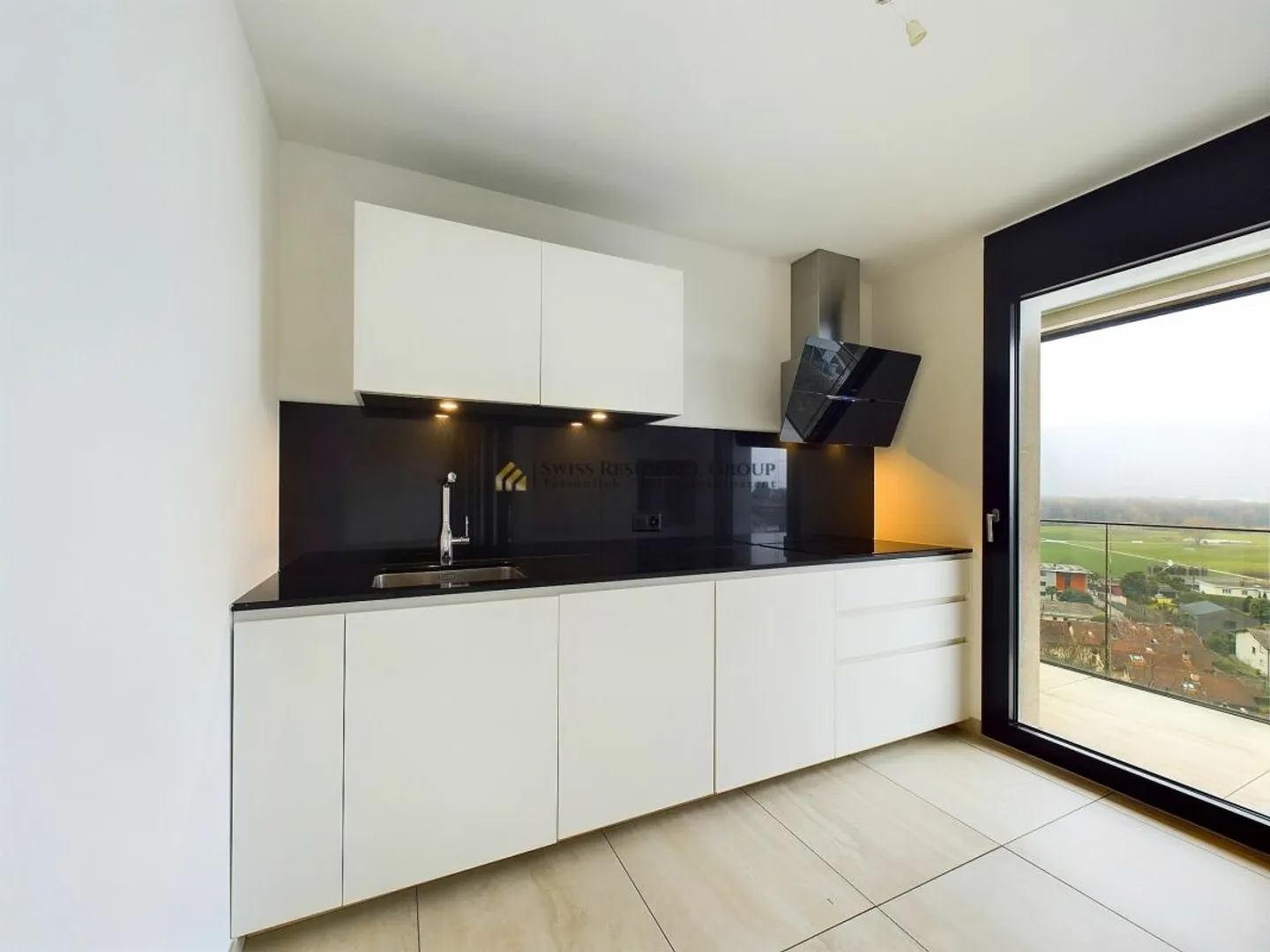 Elegant Apartment with Mountain View - Photo 8 of 13