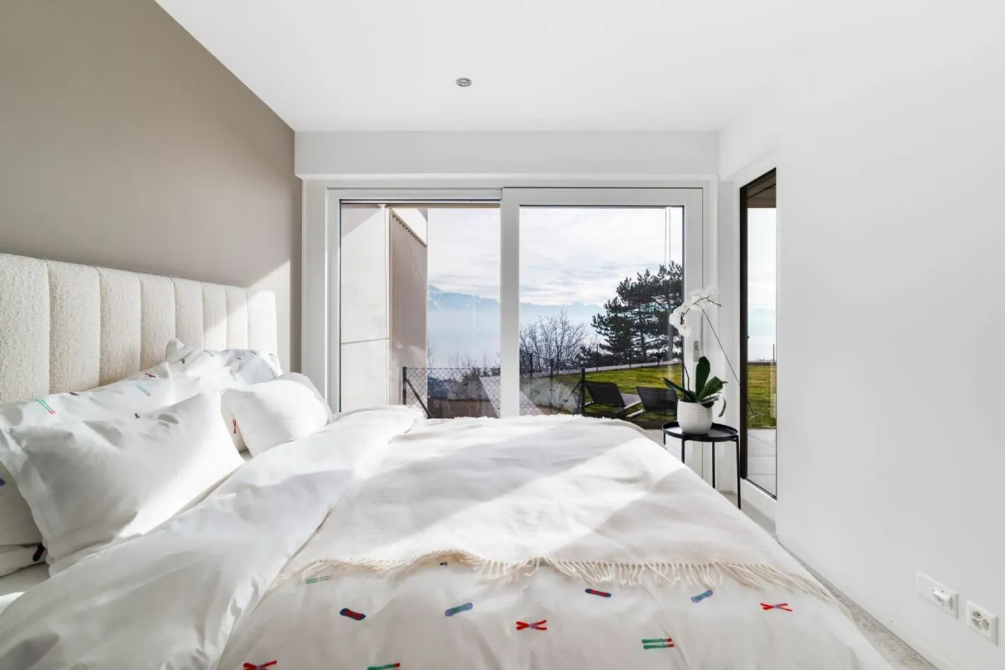 Appartement Élégant avec Vue sur le Lac - Photo 9 sur 13